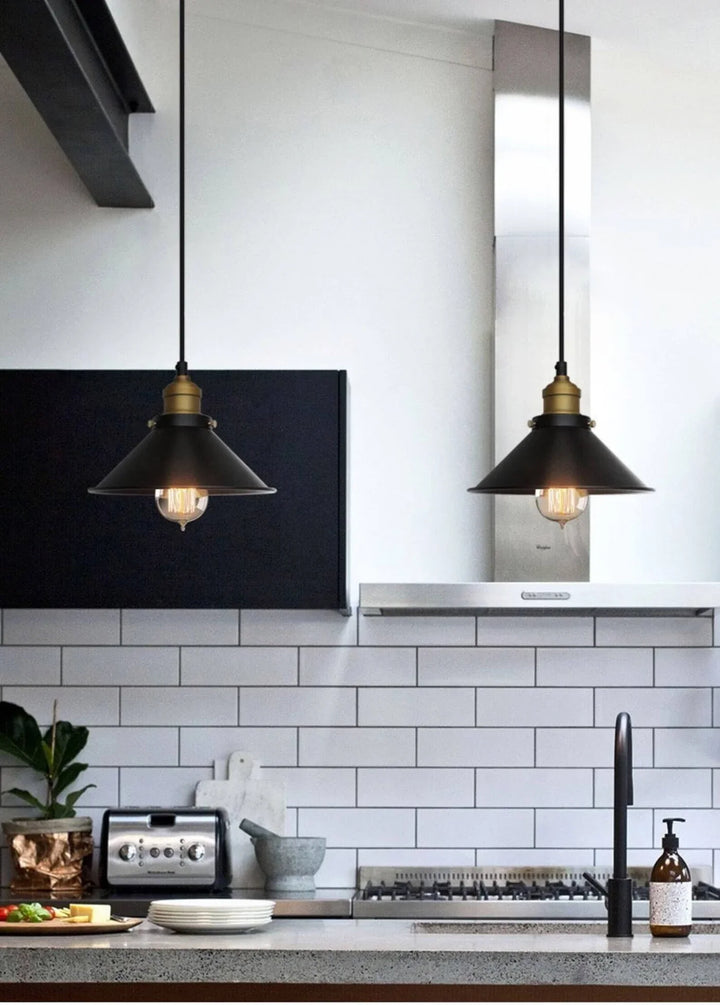 Lampa wisząca z metalowym kloszem stożkowym