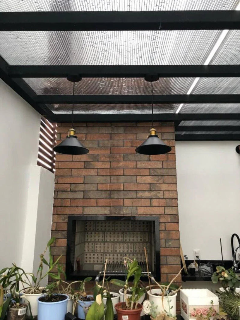 Lampa wisząca z metalowym kloszem stożkowym