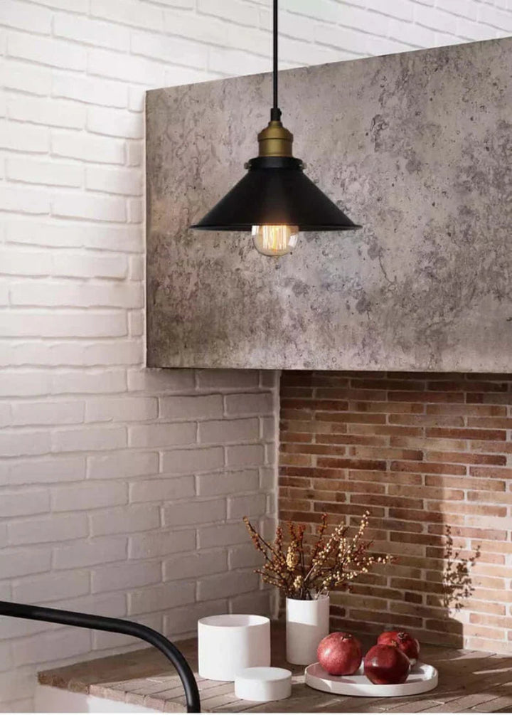 Lampa wisząca z metalowym kloszem stożkowym
