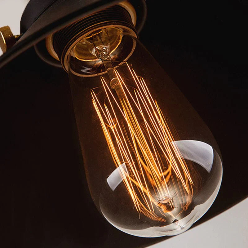 Lampa wisząca z metalowym kloszem stożkowym