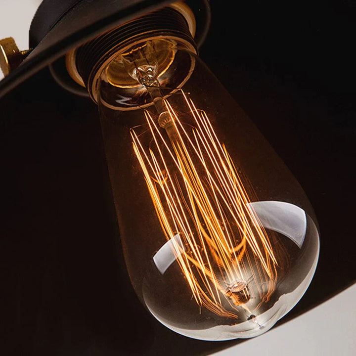 Lampa wisząca z metalowym kloszem stożkowym