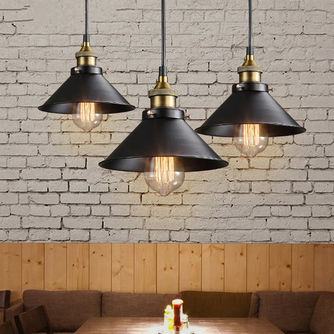 Lampa wisząca z metalowym kloszem stożkowym