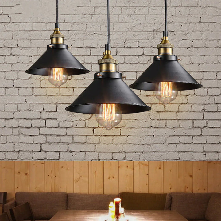 Lampa wisząca z metalowym kloszem stożkowym