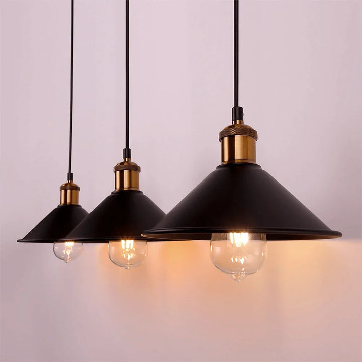 Lampa wisząca z metalowym kloszem stożkowym