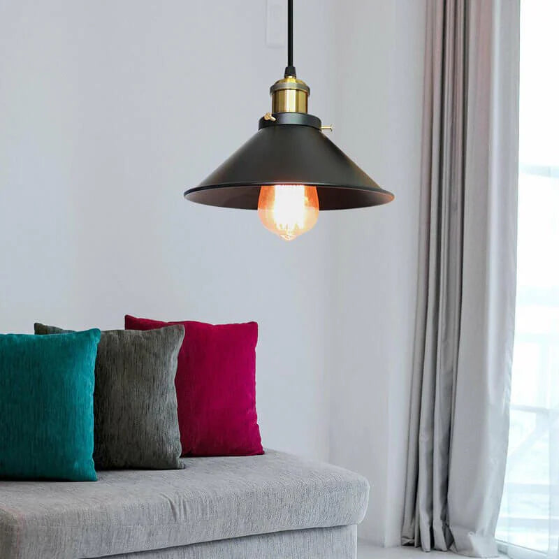 Lampa wisząca z metalowym kloszem stożkowym