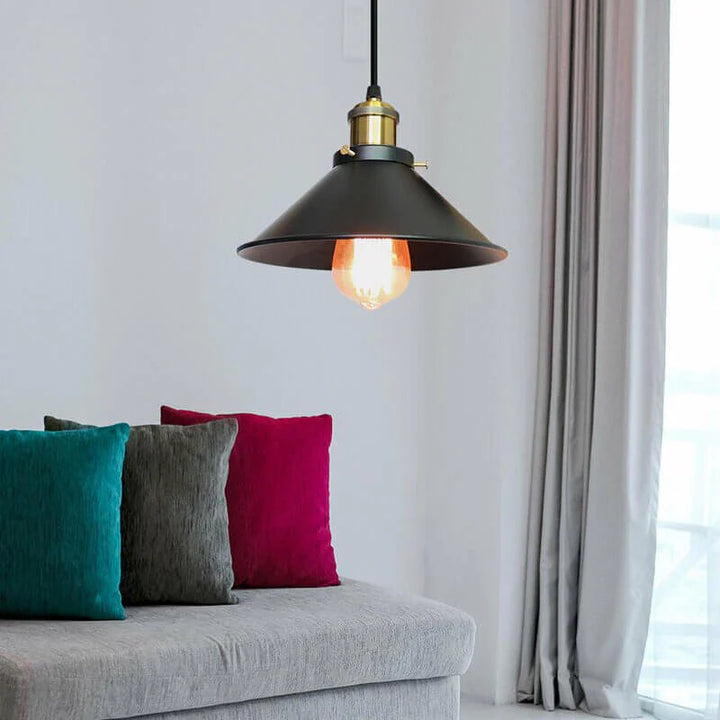 Lampa wisząca z metalowym kloszem stożkowym