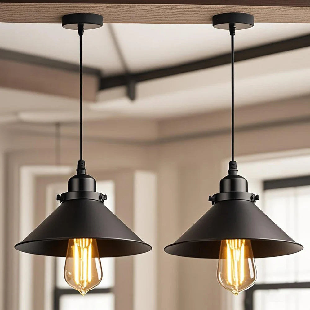 Lampa wisząca z metalowym kloszem stożkowym
