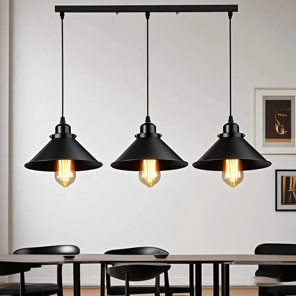 Lampa wisząca z metalowym kloszem stożkowym
