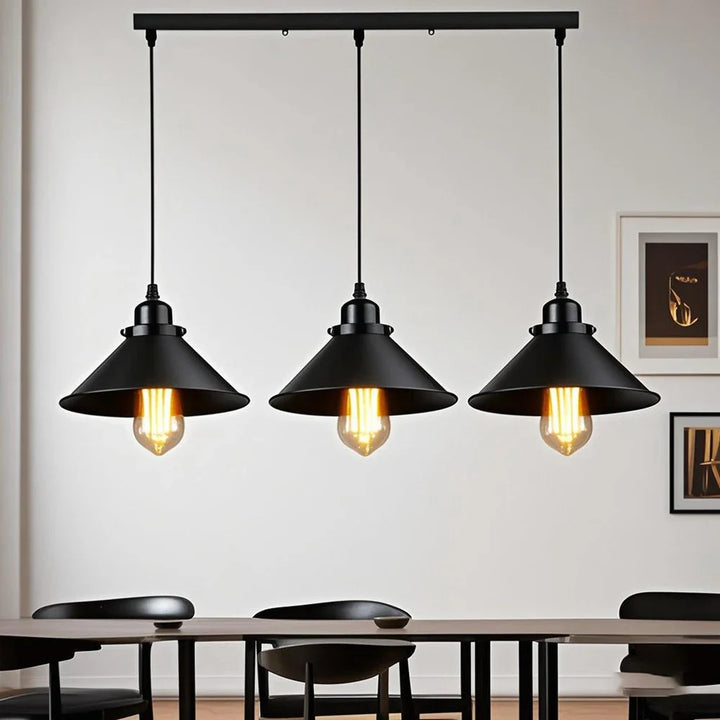 Lampa wisząca z metalowym kloszem stożkowym