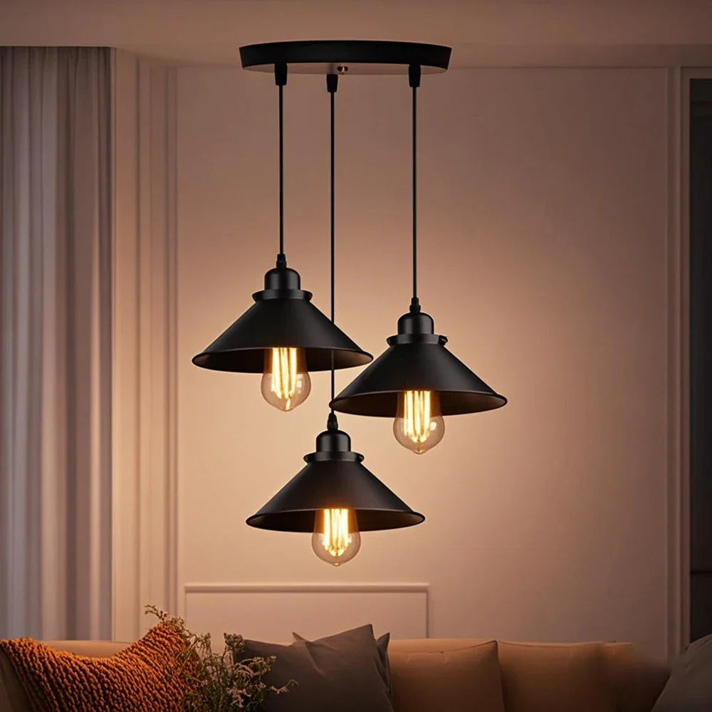 Lampa wisząca z metalowym kloszem stożkowym