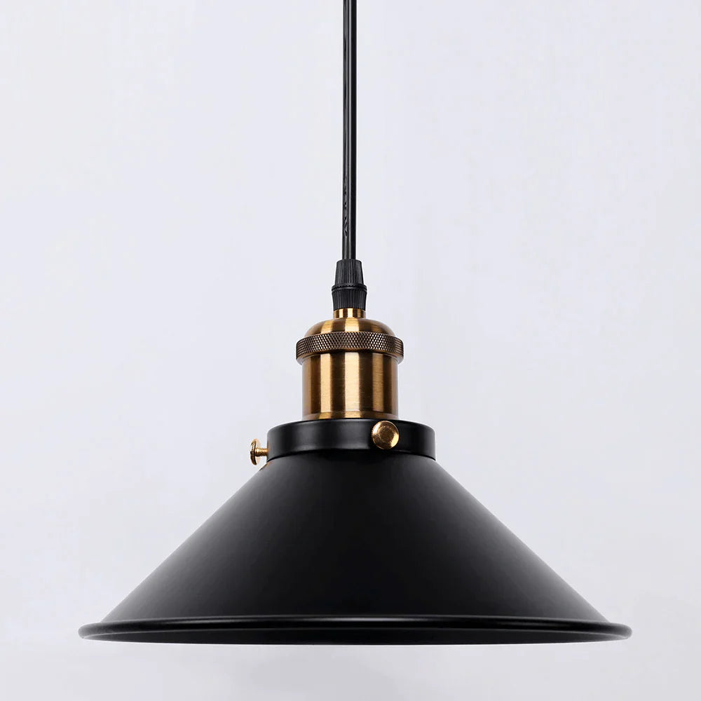 Lampa wisząca z metalowym kloszem stożkowym