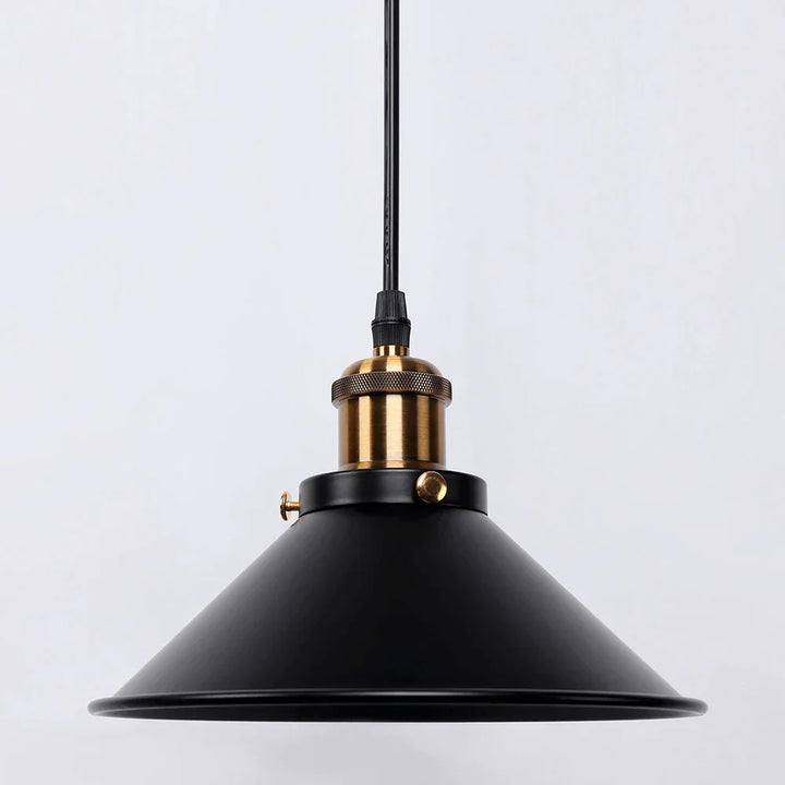 Lampa wisząca z metalowym kloszem stożkowym
