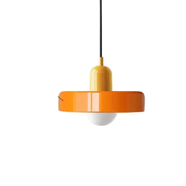 Lampa wisząca z metalowym kloszem w kształcie dysku i ceramicznym detalem w kształcie kapsuły
