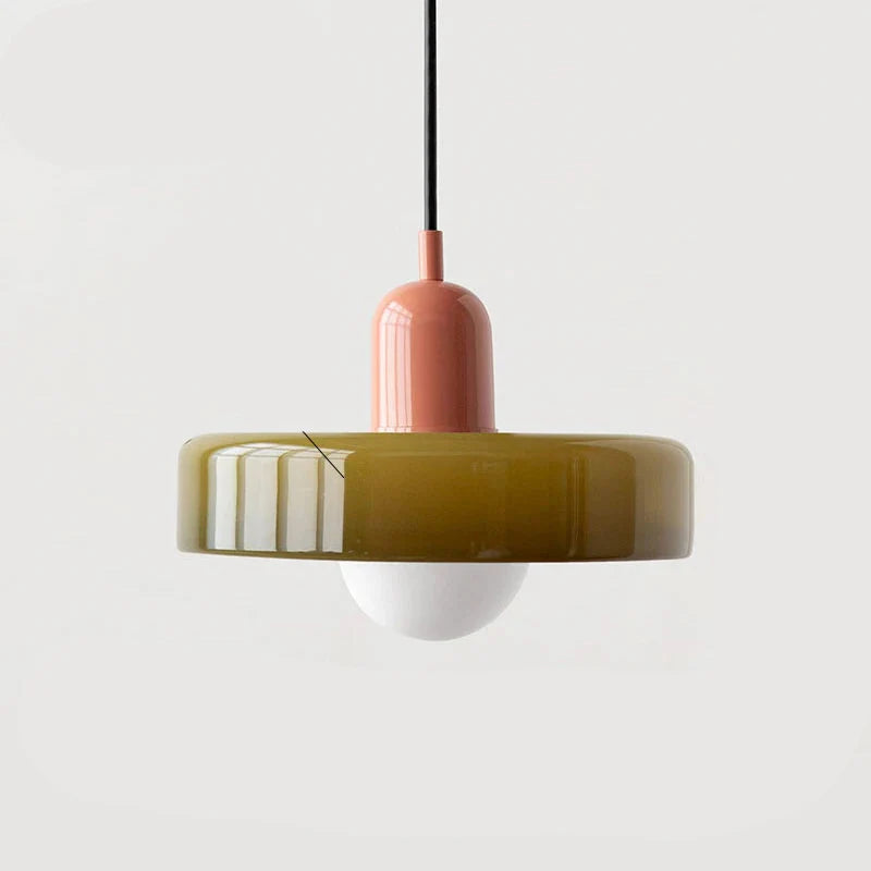 Lampa wisząca z metalowym kloszem w kształcie dysku i ceramicznym detalem w kształcie kapsuły