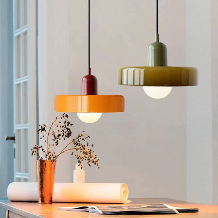 Lampa wisząca z metalowym kloszem w kształcie dysku i ceramicznym detalem w kształcie kapsuły