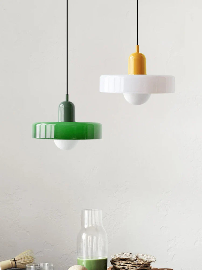 Lampa wisząca z metalowym kloszem w kształcie dysku i ceramicznym detalem w kształcie kapsuły
