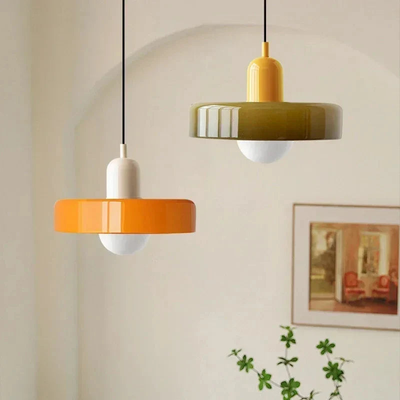 Lampa wisząca z metalowym kloszem w kształcie dysku i ceramicznym detalem w kształcie kapsuły