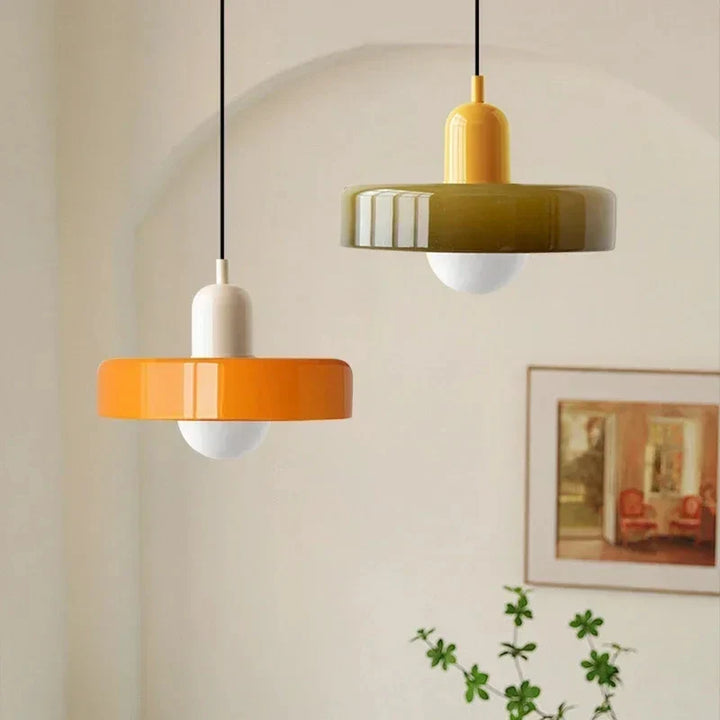 Lampa wisząca z metalowym kloszem w kształcie dysku i ceramicznym detalem w kształcie kapsuły