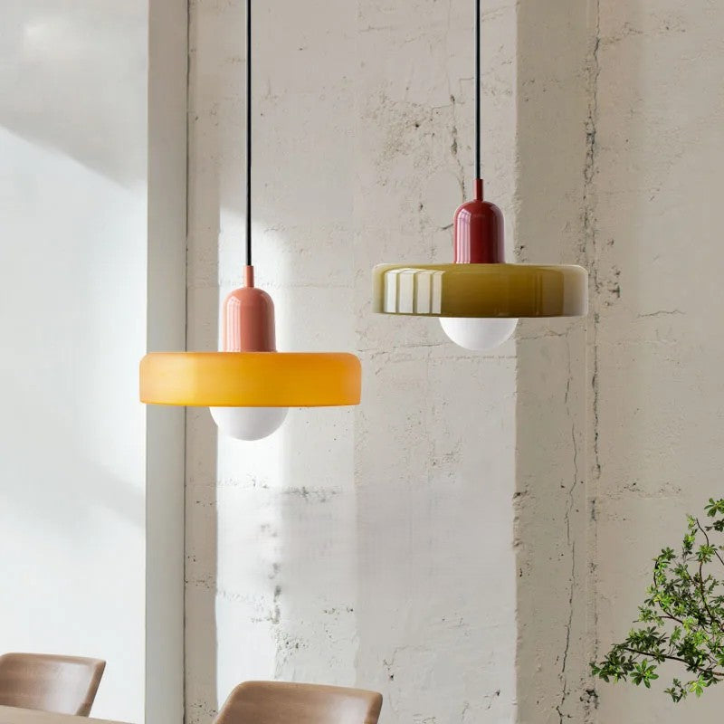 Lampa wisząca z metalowym kloszem w kształcie dysku i ceramicznym detalem w kształcie kapsuły