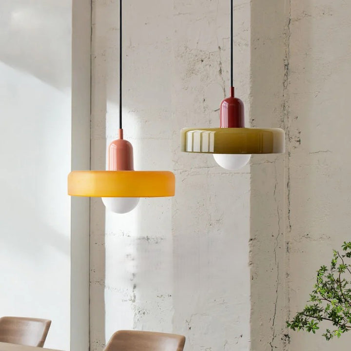 Lampa wisząca z metalowym kloszem w kształcie dysku i ceramicznym detalem w kształcie kapsuły