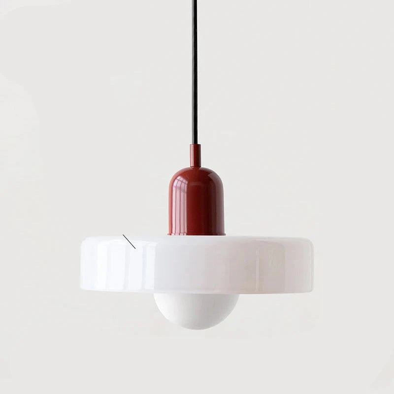 Lampa wisząca z metalowym kloszem w kształcie dysku i ceramicznym detalem w kształcie kapsuły