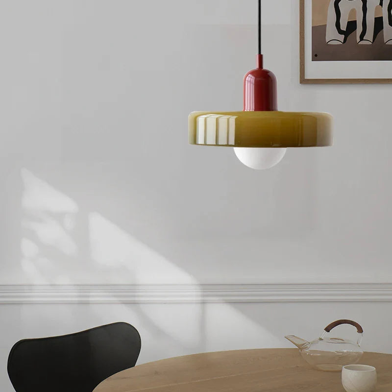 Lampa wisząca z metalowym kloszem w kształcie dysku i ceramicznym detalem w kształcie kapsuły