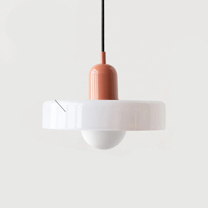 Lampa wisząca z metalowym kloszem w kształcie dysku i ceramicznym detalem w kształcie kapsuły