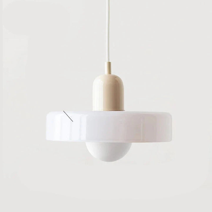 Lampa wisząca z metalowym kloszem w kształcie dysku i ceramicznym detalem w kształcie kapsuły