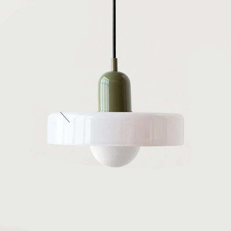 Lampa wisząca z metalowym kloszem w kształcie dysku i ceramicznym detalem w kształcie kapsuły