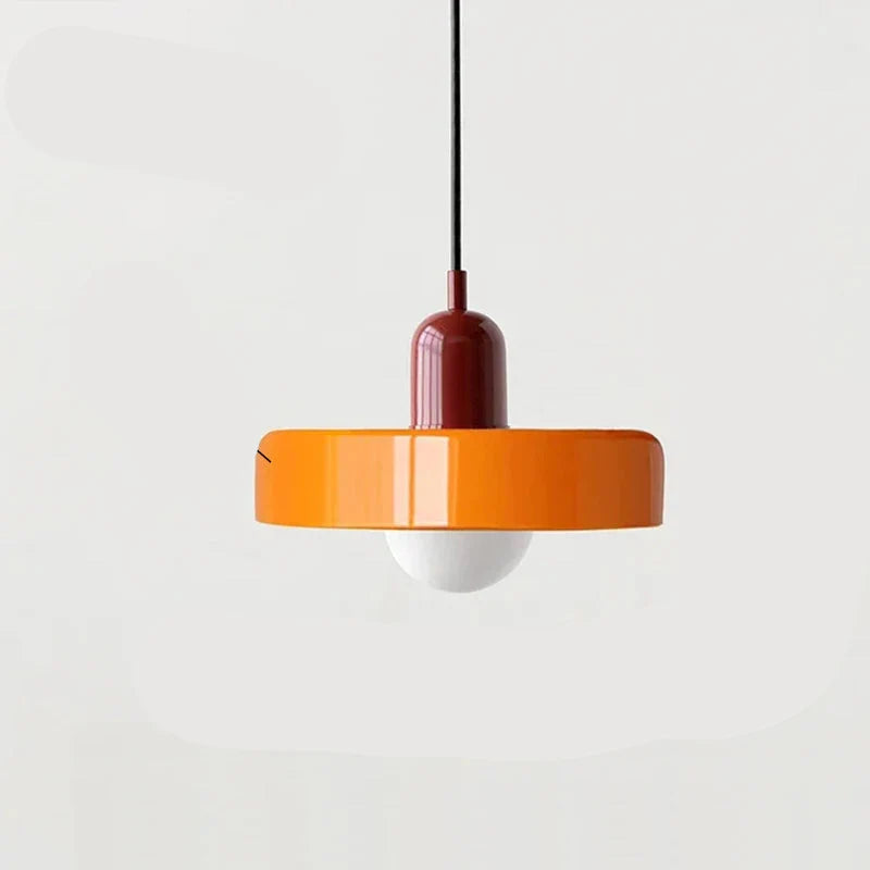 Lampa wisząca z metalowym kloszem w kształcie dysku i ceramicznym detalem w kształcie kapsuły