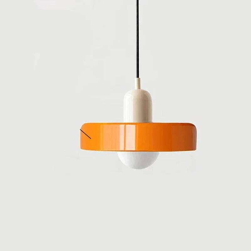 Lampa wisząca z metalowym kloszem w kształcie dysku i ceramicznym detalem w kształcie kapsuły