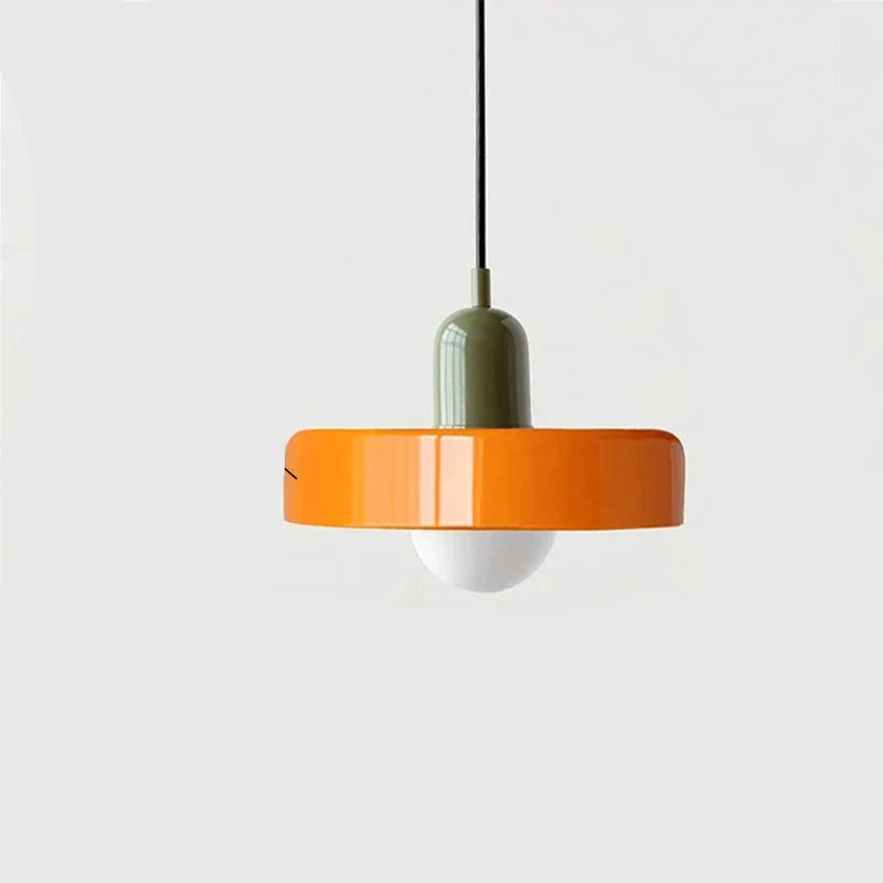Lampa wisząca z metalowym kloszem w kształcie dysku i ceramicznym detalem w kształcie kapsuły