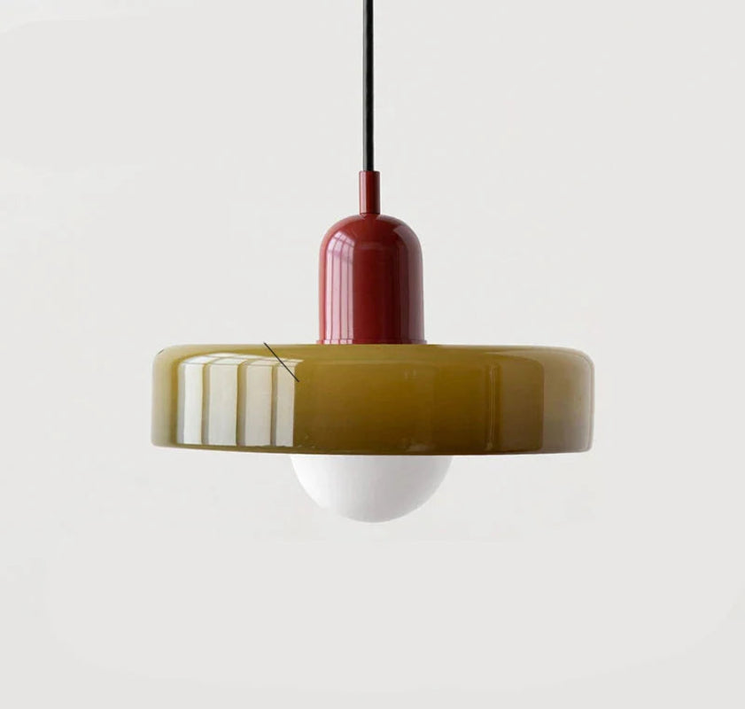 Lampa wisząca z metalowym kloszem w kształcie dysku i ceramicznym detalem w kształcie kapsuły