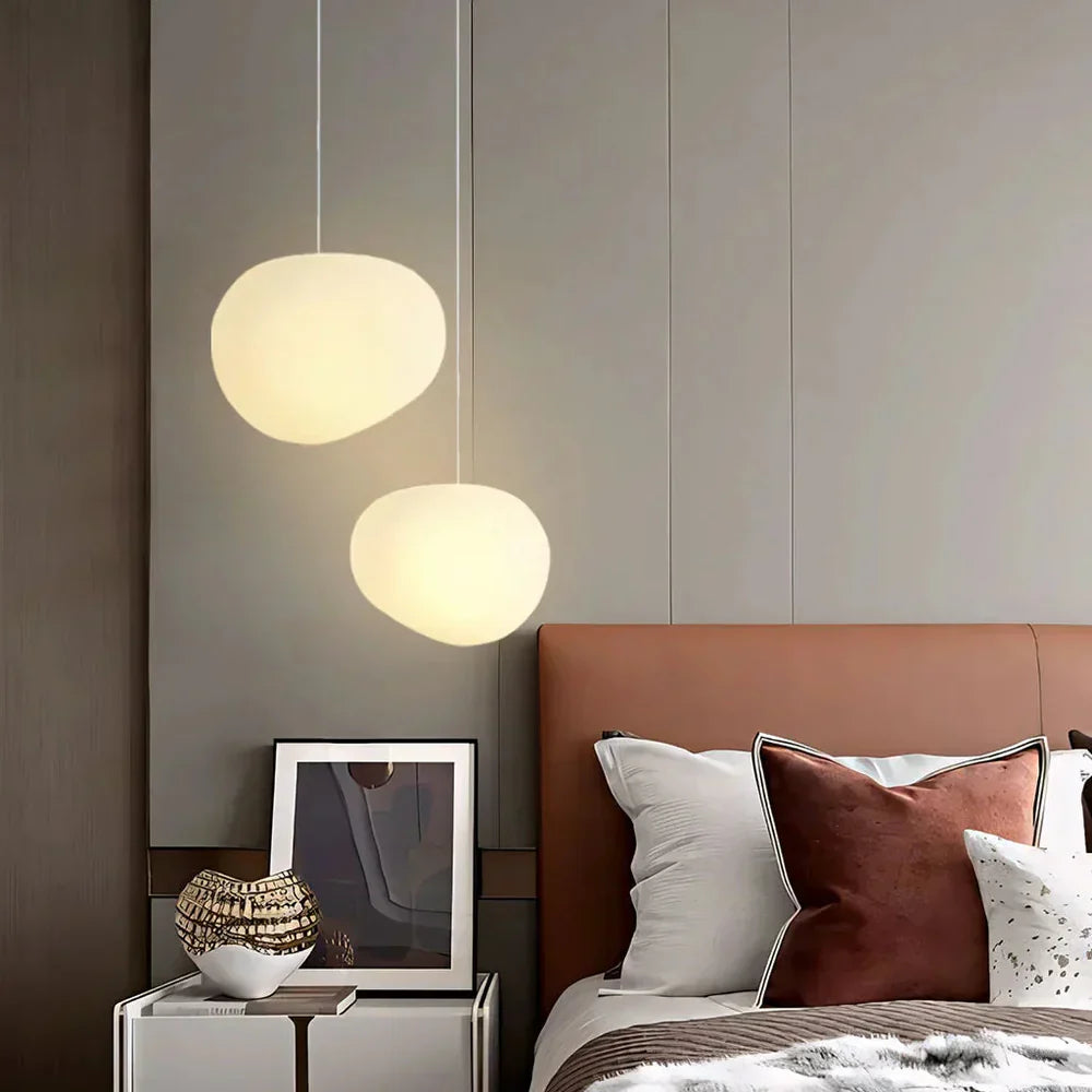Lampa wisząca z mlecznym kloszem w kształcie kamyka