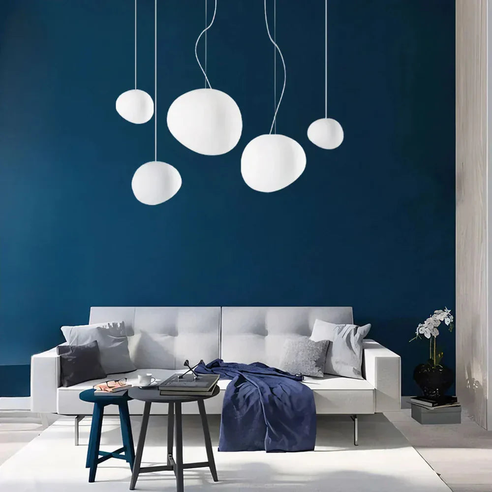 Lampa wisząca z mlecznym kloszem w kształcie kamyka