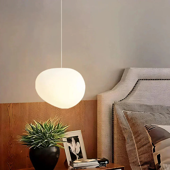 Lampa wisząca z mlecznym kloszem w kształcie kamyka