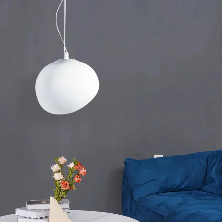 Lampa wisząca z mlecznym kloszem w kształcie kamyka