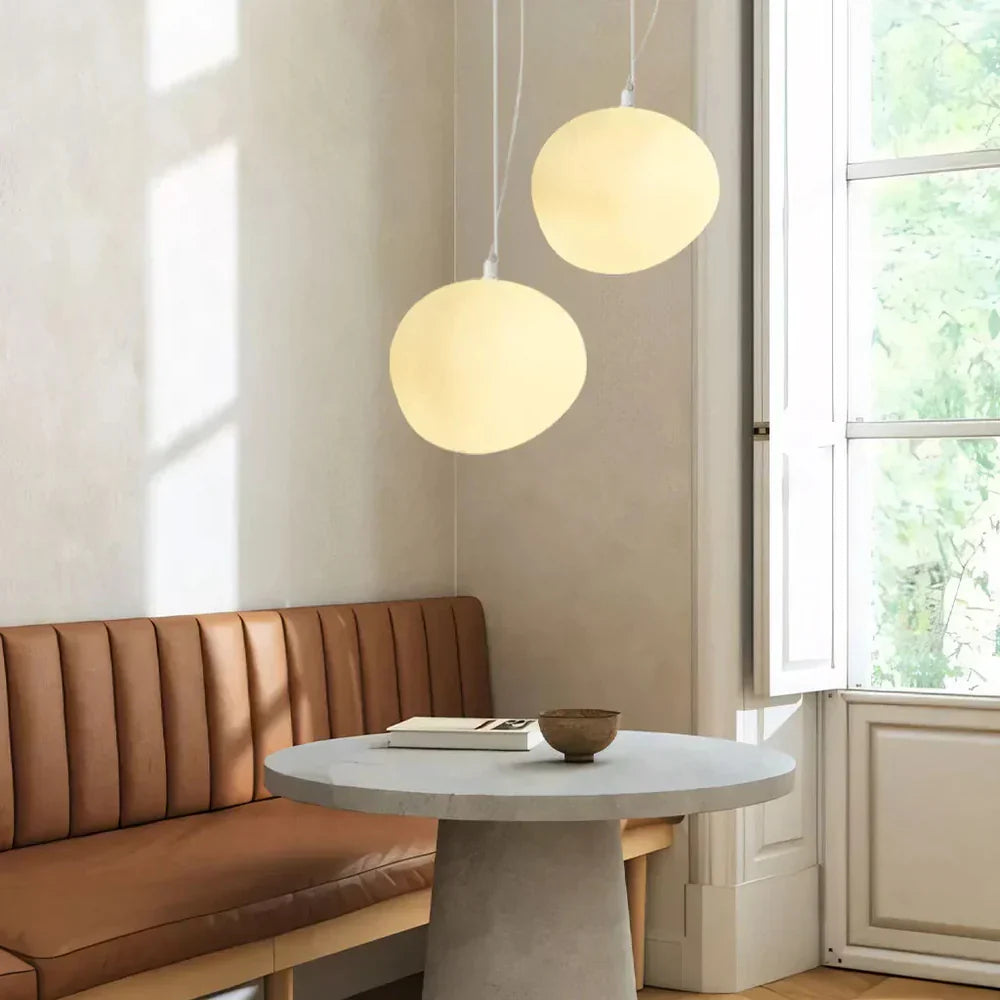 Lampa wisząca z mlecznym kloszem w kształcie kamyka