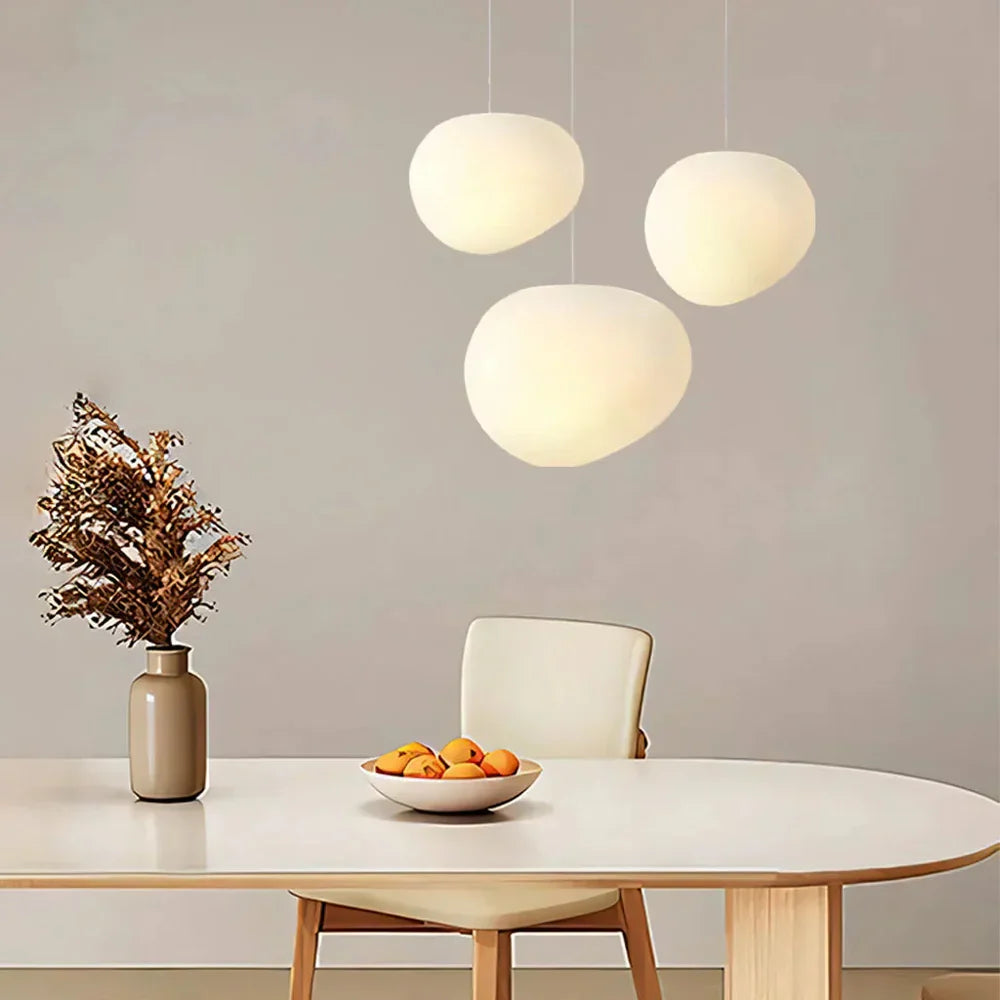 Lampa wisząca z mlecznym kloszem w kształcie kamyka