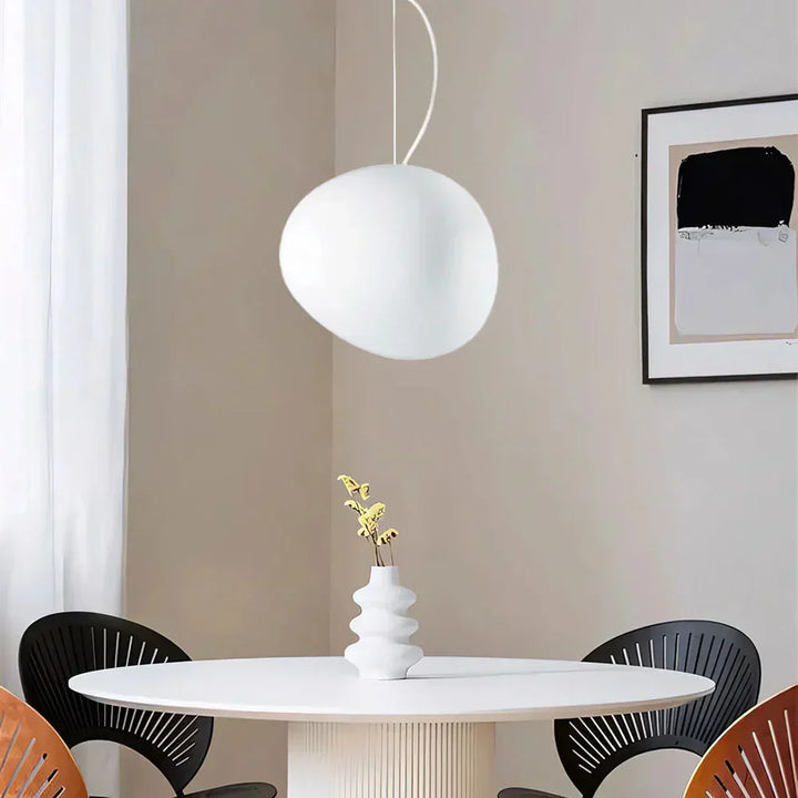 Lampa wisząca z mlecznym kloszem w kształcie kamyka