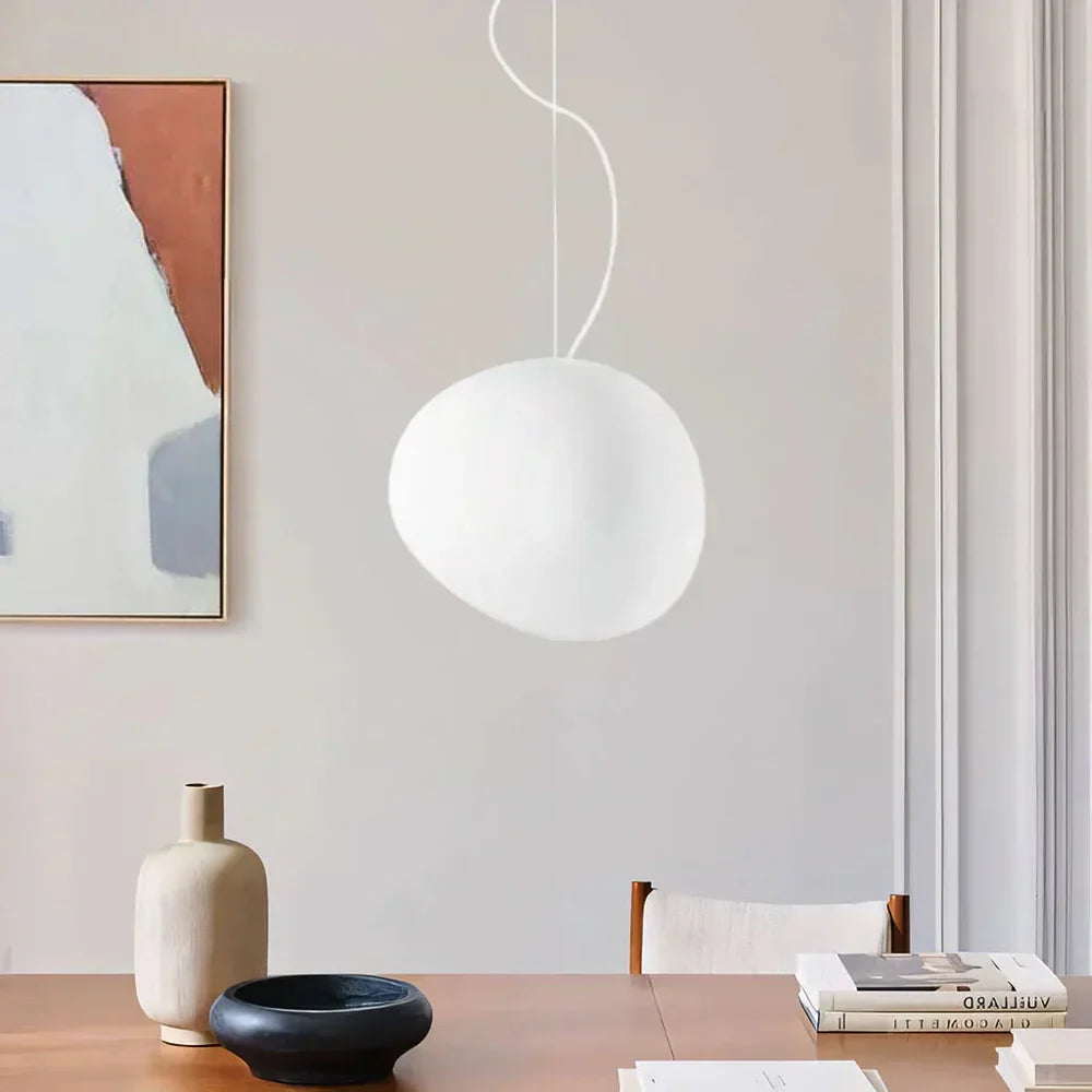 Lampa wisząca z mlecznym kloszem w kształcie kamyka