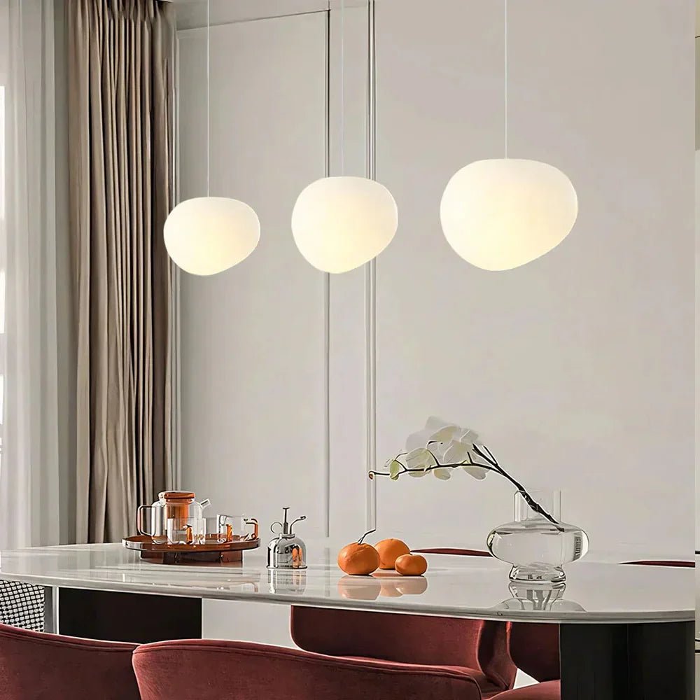 Lampa wisząca z mlecznym kloszem w kształcie kamyka