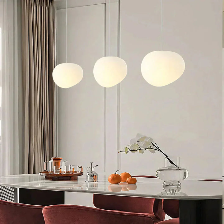 Lampa wisząca z mlecznym kloszem w kształcie kamyka