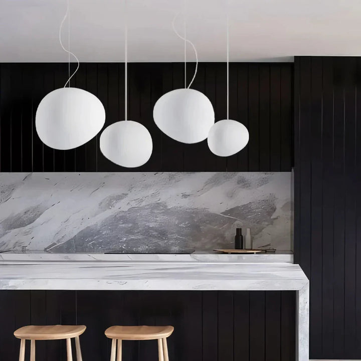 Lampa wisząca z mlecznym kloszem w kształcie kamyka