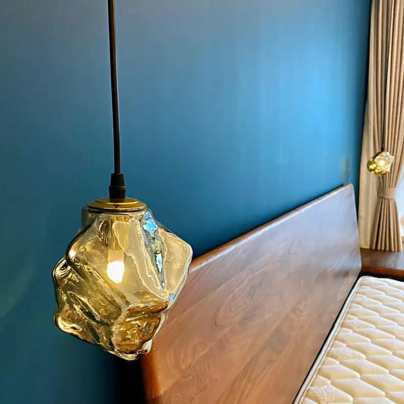 Lampa wisząca z nieregularnym szklanym kloszem i mosiężną oprawą