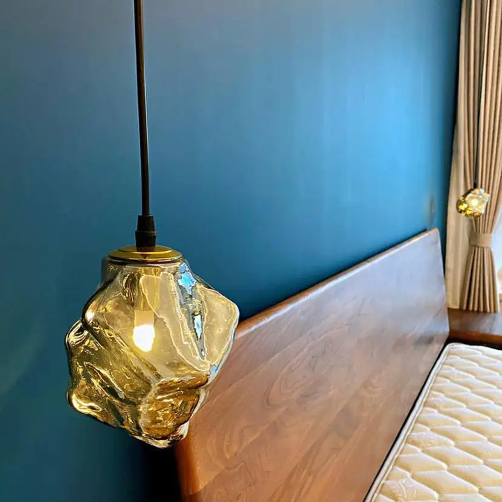 Lampa wisząca z nieregularnym szklanym kloszem i mosiężną oprawą