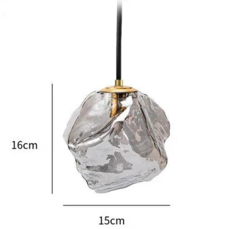 Lampa wisząca z nieregularnym szklanym kloszem i mosiężną oprawą