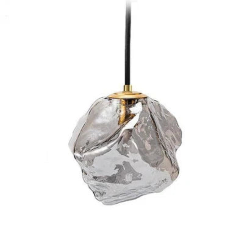 Lampa wisząca z nieregularnym szklanym kloszem i mosiężną oprawą
