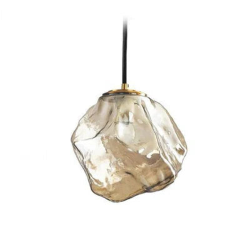 Lampa wisząca z nieregularnym szklanym kloszem i mosiężną oprawą