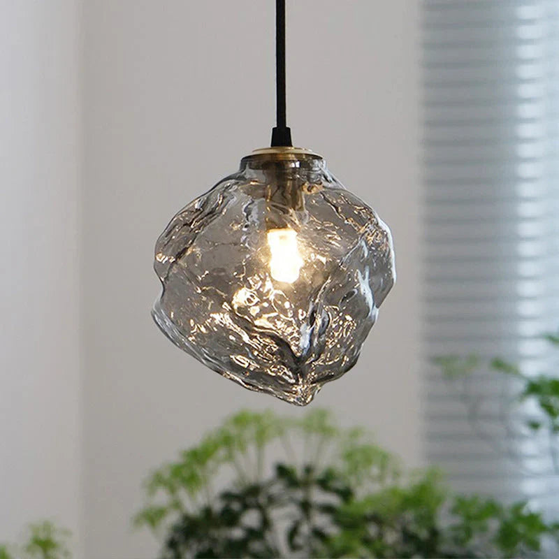 Lampa wisząca z nieregularnym szklanym kloszem i mosiężną oprawą